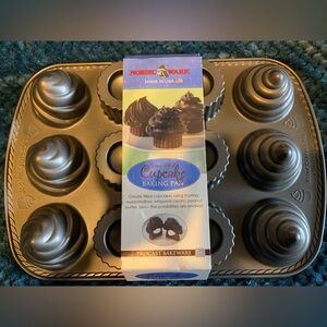 NORDIC CUPCAKE PAN. Cream-filled. New!Non-stick. 12-cavity. Nordic Ware.